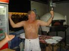 ...e mostra i suoi muscoli! wow!
